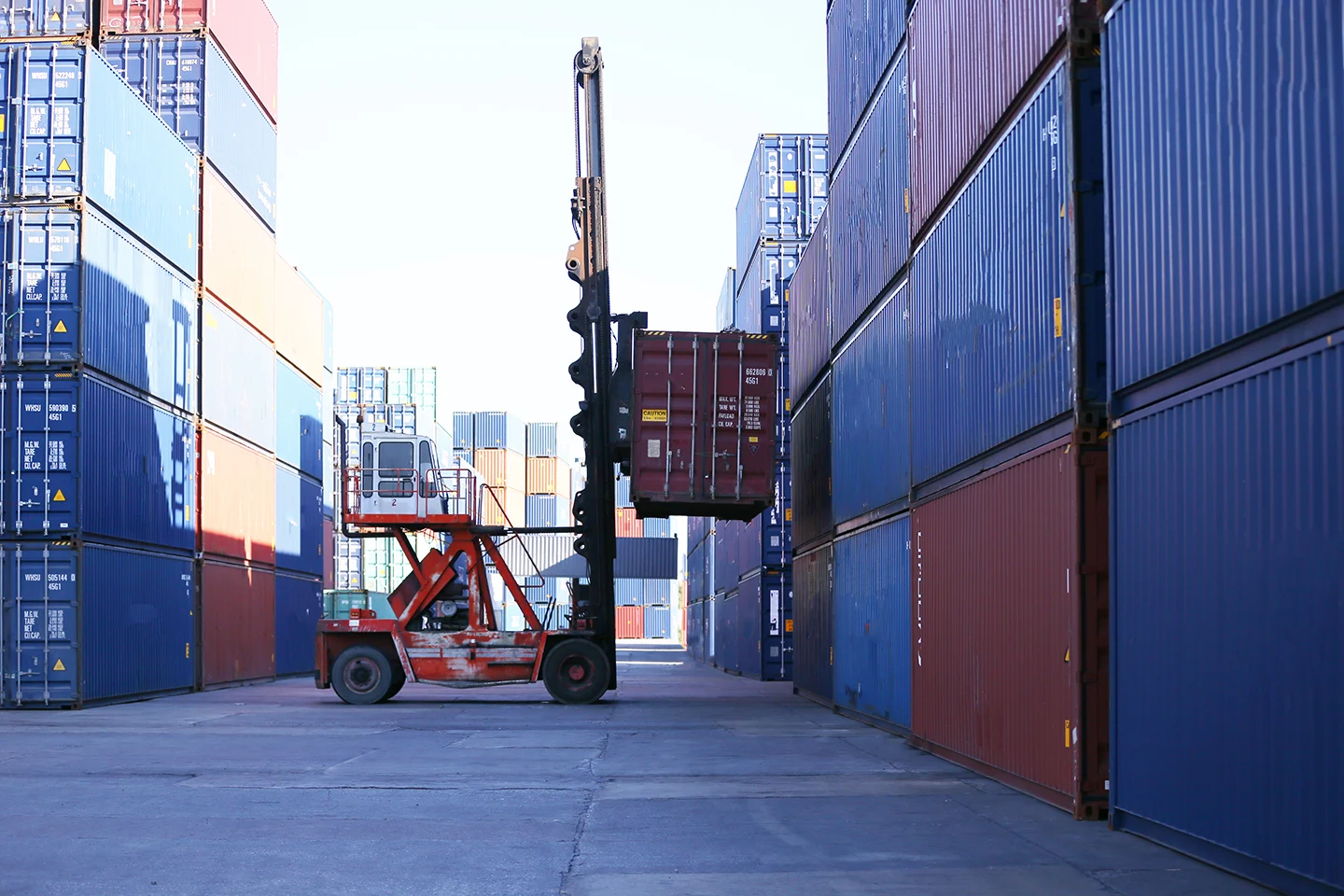 Conteneurs, équipements de manutention et navires dans un port international
